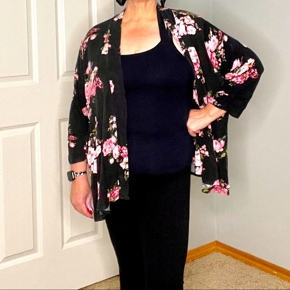 Very pretty, flowy open front floral roses cardigan from Maurices. 
Size 2X